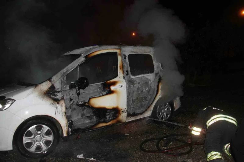 Ailesine kızıp aracını yaktı
