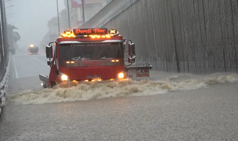 Alanya’da sağanak yağış trafiği felç etti
