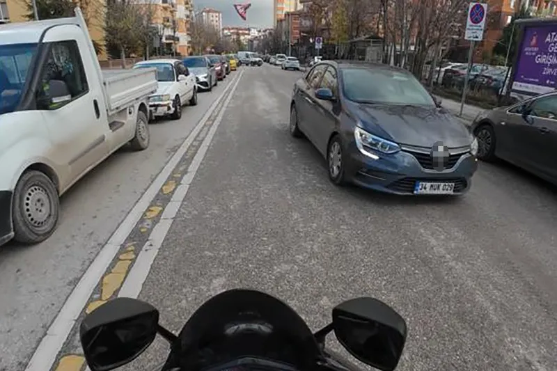 Yoğun trafikte ters yöne giren sürücü tehlikeye davetiye çıkardı
