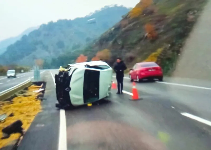 Otomobil yan yattı: 4 yaralı
