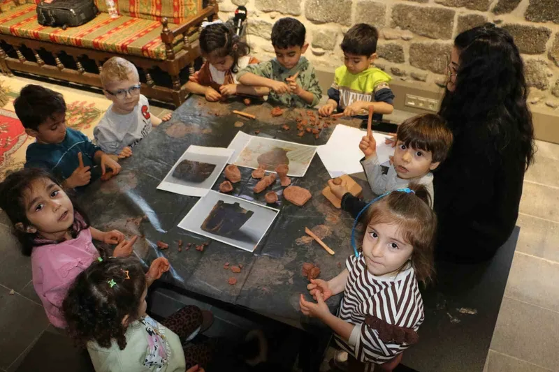 Diyarbakır İçkale Müzesi’nde kurulan çocuk atölyesinde çocuklar kendi eserlerini yapıp sergiliyor
