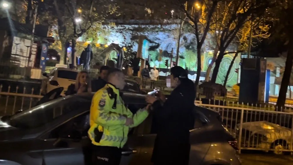 Polislerin sabır sınavı: Alkollü sürücü ortalığı birbirine kattı