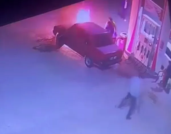 Akaryakıt istasyonunda araç yangını korkuttu

