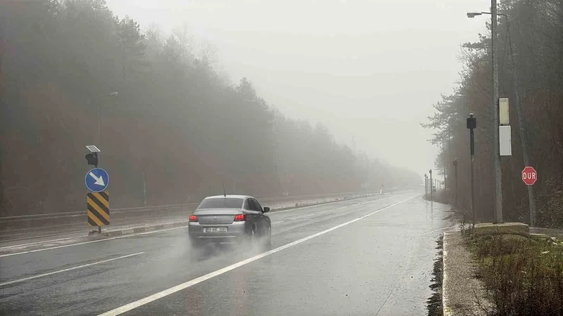 Bolu Dağı’nda sis ve sağanak sebebiyle görüş mesafesi 30 metreye düştü
