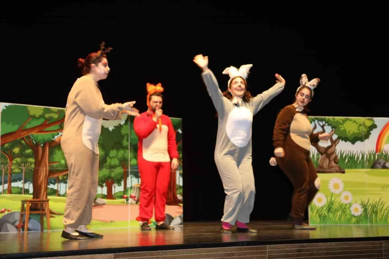 Çayırova’da çocuklar tiyatroyla buluştu
