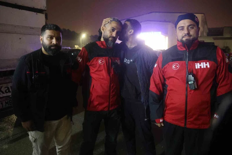 Evladını bulan arama kurtarma görevlisinin alnından öpen baba: 