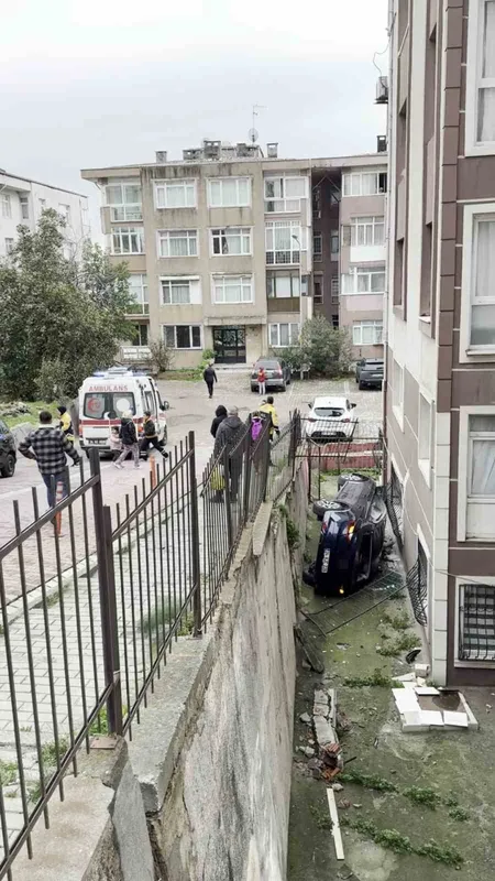Avcılar’da ehliyetsiz sürücünün kullandığı otomobil apartmanın bahçesine uçtu: 2 yaralı
