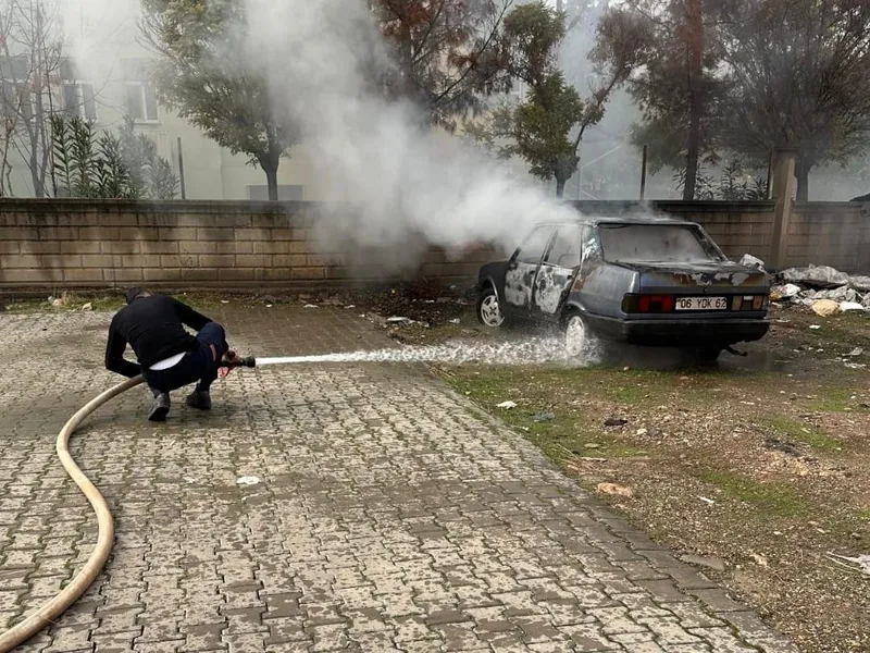 Kurtalan’da araç alev topuna döndü
