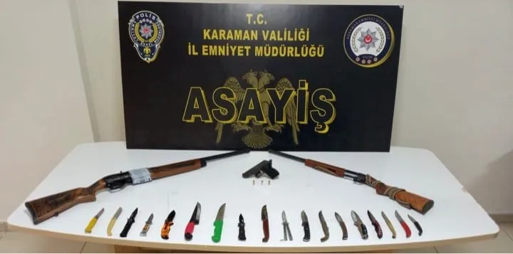 Karaman’da polis uygulamasında silahlar ve bıçaklar ele geçirildi: 5 tutuklama
