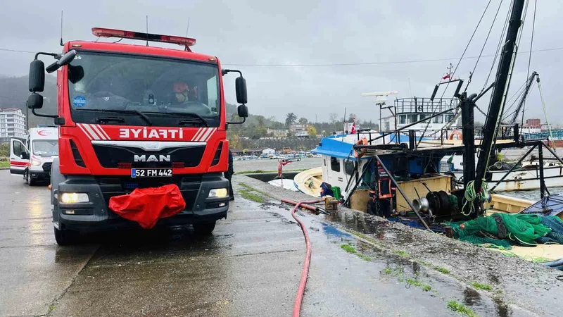 Ordu’da su alarak batma tehlikesi olan tekneye ekipler müdahale etti
