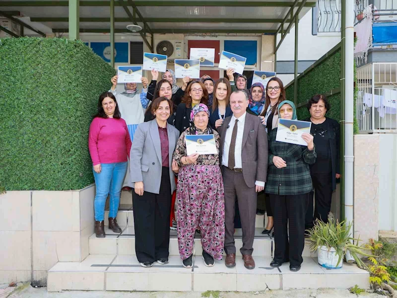 Okuma yazma kursunu tamamlayanlar belgelerini Başkan Balaban’dan aldı
