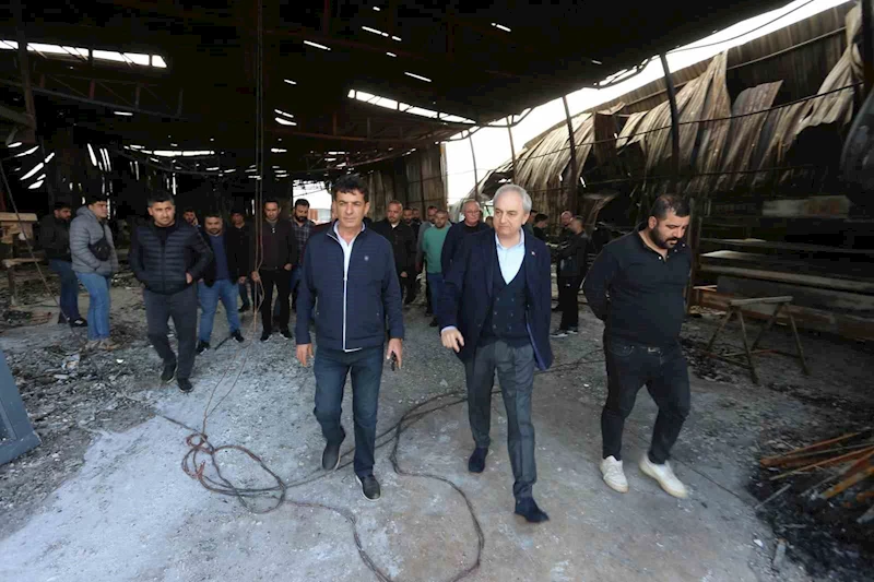 Başkan Kocagöz, yangında iş yerleri zarar gören esnafla görüştü
