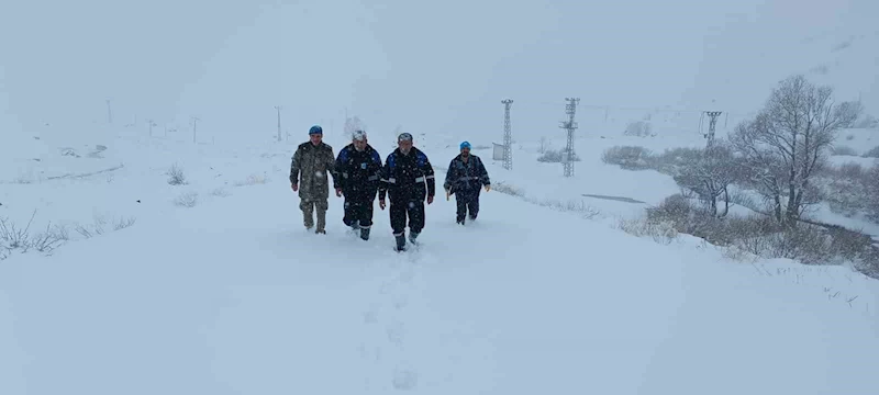Hakkari’de su kesintisi ekiplerin zorlu mücadelesiyle giderildi

