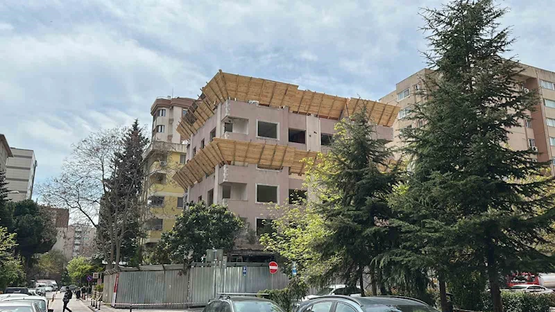 Kadıköy’de korkutan kaza: Kepçe operatörü binanın 5’inci katından düştü
