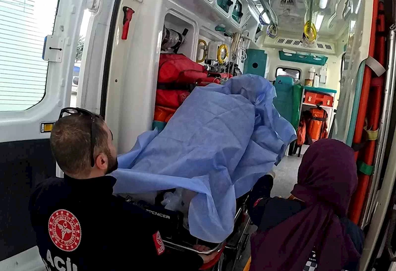 16 yaşındaki çocuk parkta bacağından bıçaklandı

