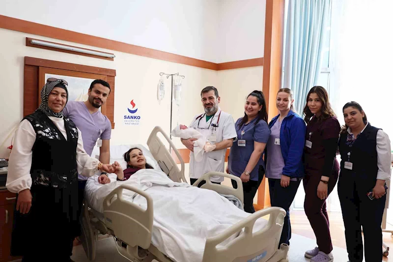 Kanseri yendi, sağlıklı bir bebek dünyaya getirdi
