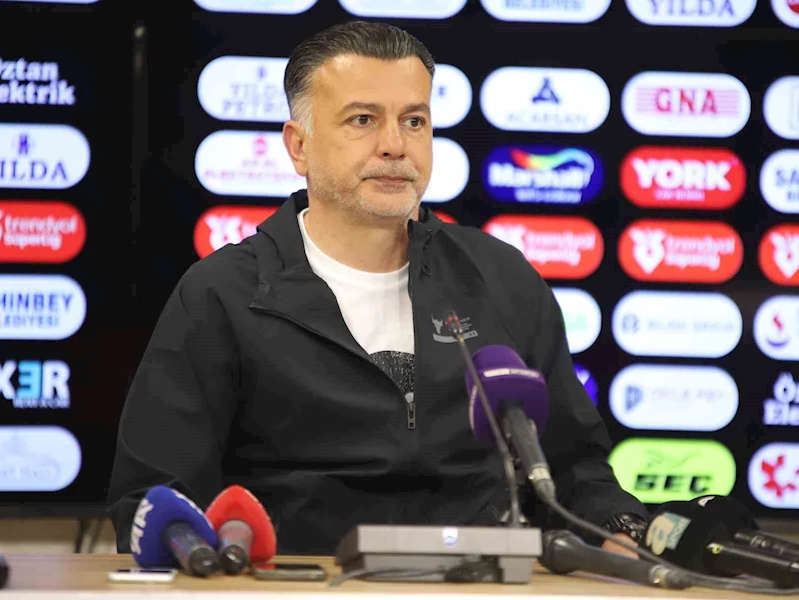 Hatayspor, Teknik Direktör Murat Şahin’in görevden ayrıldığı iddialarını yalanladı
