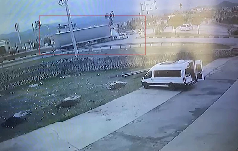 Gaziantep’te tır ile çarpışan otomobildeki anne-oğul hayatını kaybetti: Feci kaza kamerada
