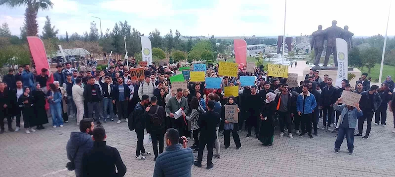 Harran Üniversitesi öğrencilerinden, başıboş sokak köpeğinin saldırısından kaçmaya çalışırken otomobilin çarpması sonucu hayatını kaybeden ölen arkadaşları için eylem
