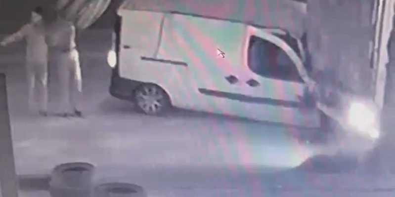 Tırın altına giren araçtan kendi imkanlarıyla böyle çıktı
