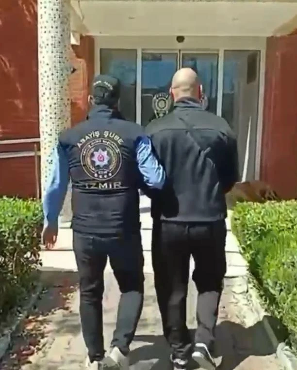 Kesinleşmiş 19 yıl hapisle aranan hırsız İzmir’de yakalandı
