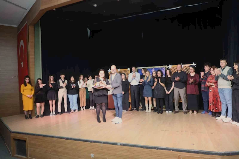 Turgutlu’da sahnelenen ‘Yakından kumanda 2’ yoğun ilgi gördü
