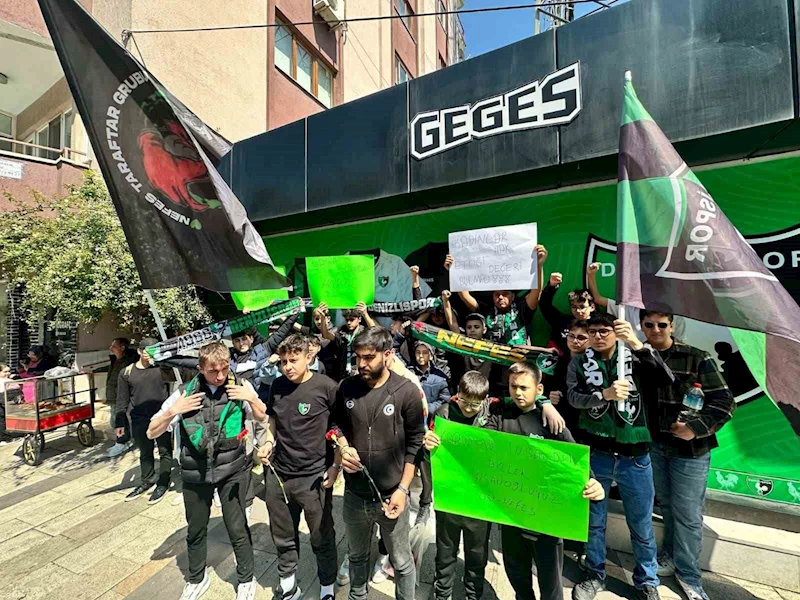 Denizlispor taraftarlarından kadınlara çiçek
