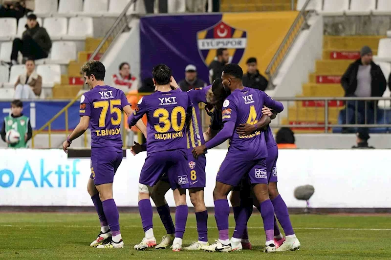 Trendyol Süper Lig: Eyüpspor: 3 - Adana Demirspor: 0 (İlk yarı)
