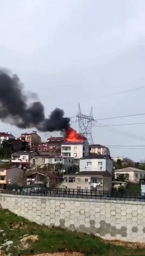 Başakşehir’de bulunan 4 katlı bir binanın çatı katında henüz bilinmeyen bir nedenle yangın çıktı. İtfaiye ekipleri yangına müdahale ediyor.
