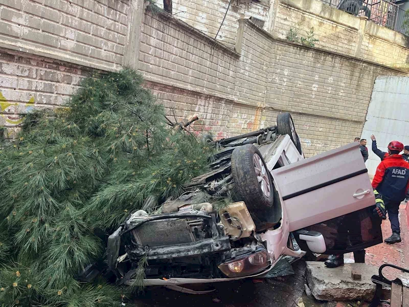Mardin’de hafif ticari araç istinat duvarından düştü: 2 yaralı
