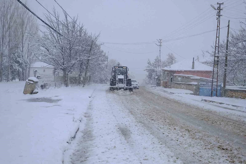 Akdağmadeni Belediyesi, baharda da kar mesaisine devam ediyor
