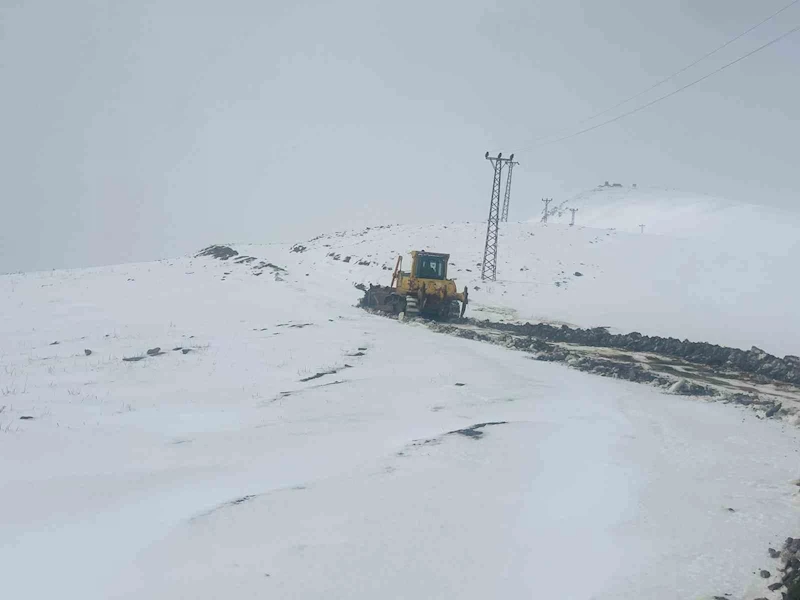 Hakkari’de 2 köy ve 1 mezra yolu ulaşıma kapandı

