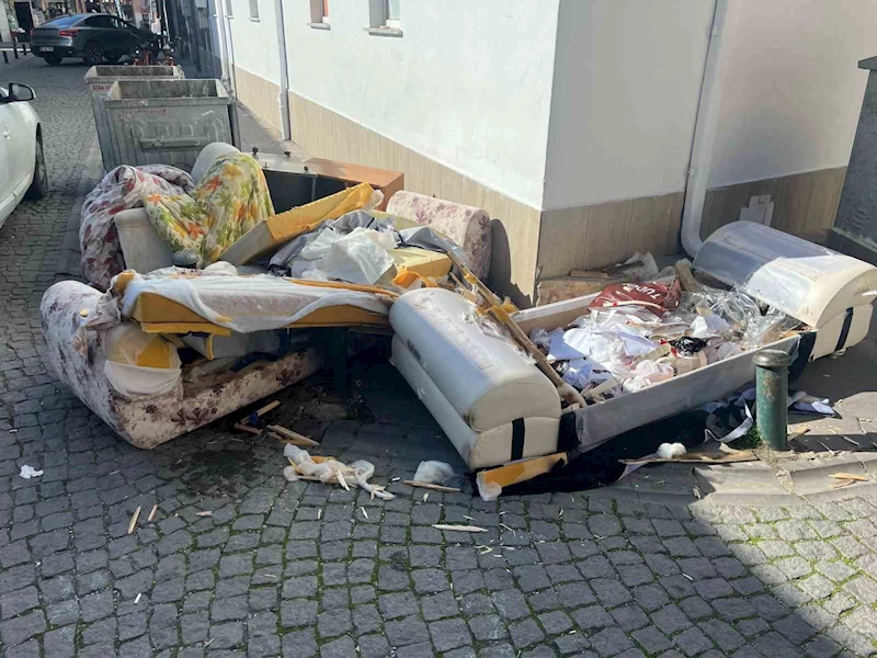 Parçalanmış atık mobilyalarla yaya geçidini kapattılar
