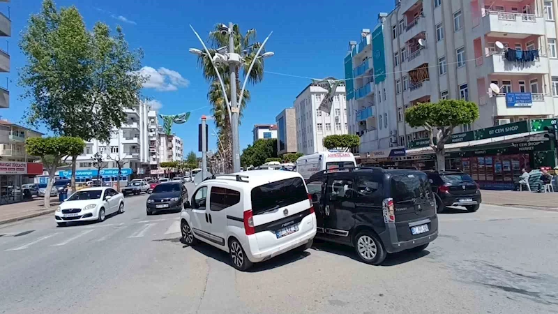 Antalya’da kırmızı ışık ihlali kazaya neden oldu: 1 yaralı
