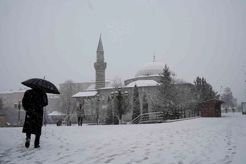 Erzurum’da kar yağışı etkili oluyor
