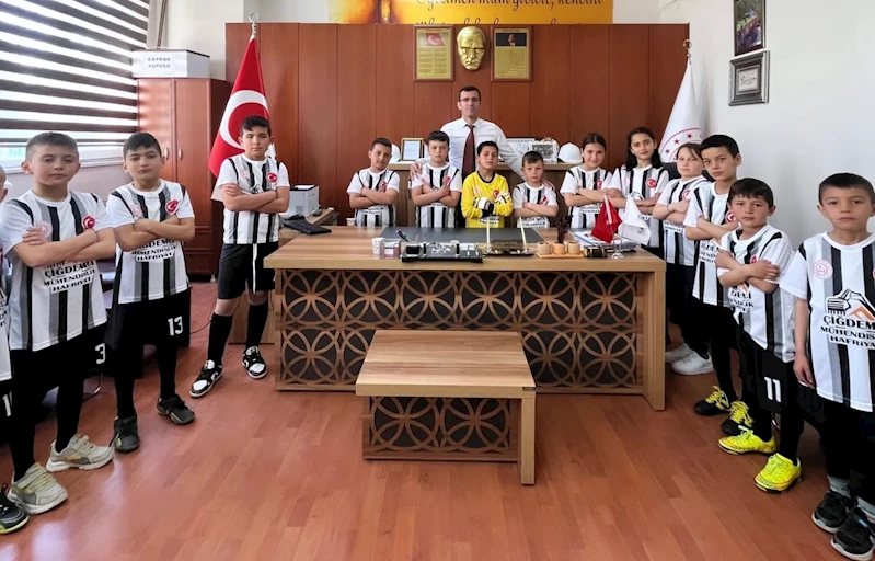 Hayırsever işadamı okul futbol takımını sevindirdi
