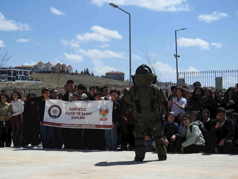Çocuklar, polislerle bir araya geldi
