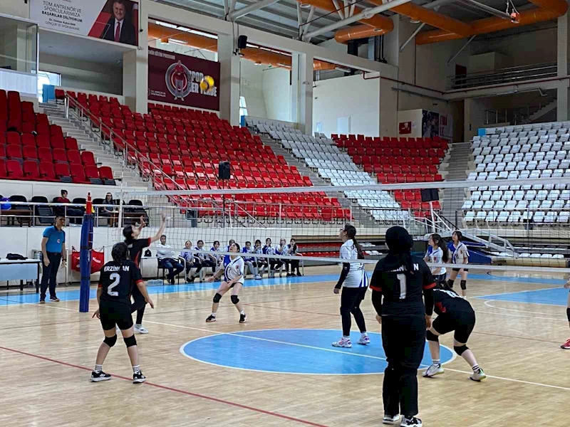 Erzincan’da 23 Nisan Voleybol İl Birinciliği heyecanı başladı
