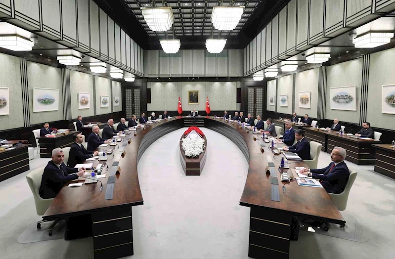 Kabine Toplantısı, Cumhurbaşkanı Recep Tayyip Erdoğan başkanlığında Beştepe’de başladı.
