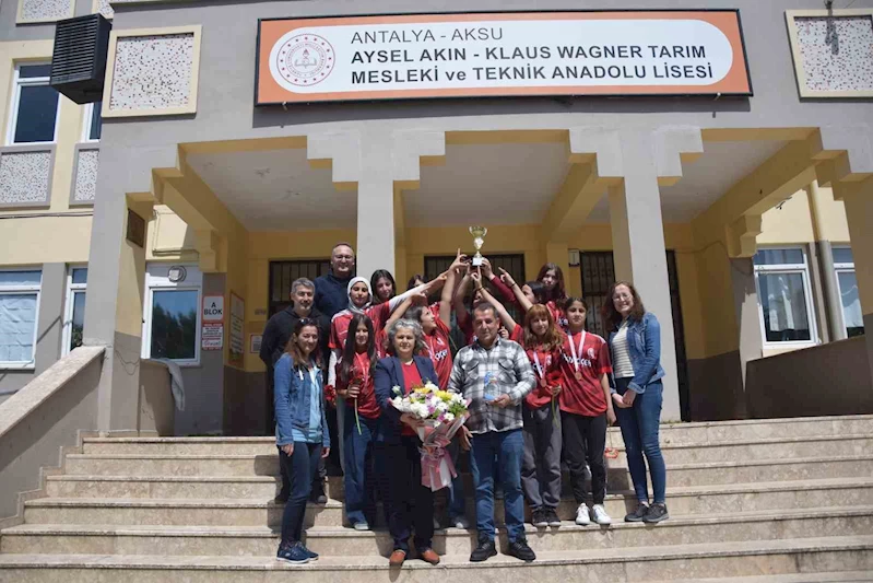 Çiçekçi esnafın desteğine genç sporcular kupayla karşılık verdi
