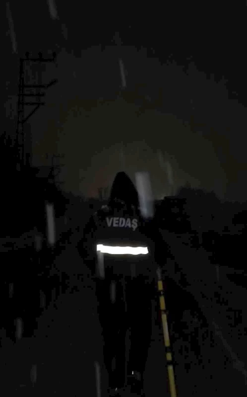 Yüksekova’da arıza onarım ve bakım ekibi, yoğun kar yağışına rağmen elektrik arızalarını gideriyor

