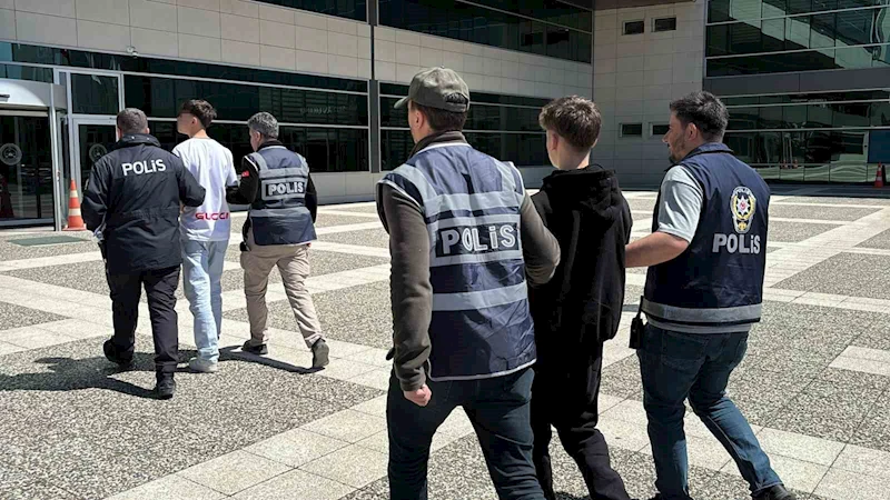 Kuaförün balkonundan girerek kasadan para çalan 2 şüpheli adliyede
