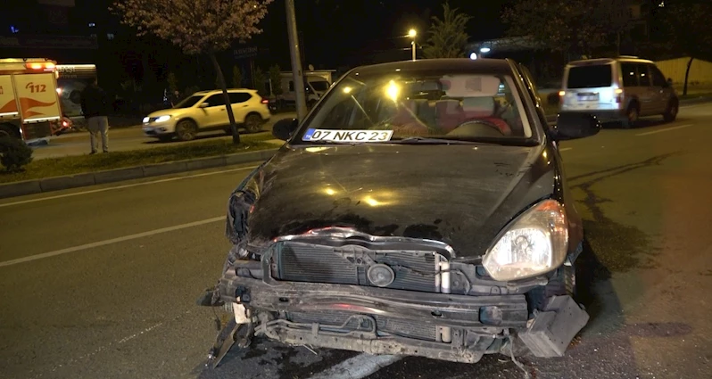 Aydınlatma direği ve bariyerlere çarpan otomobilin sürücüsü yaralandı
