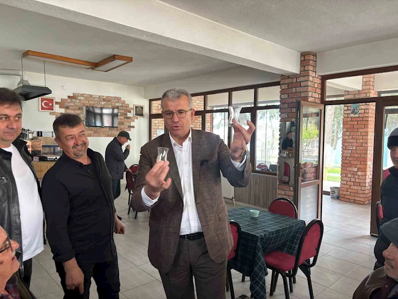 Karabiga’da çaya zam yok, bardaklar büyüdü
