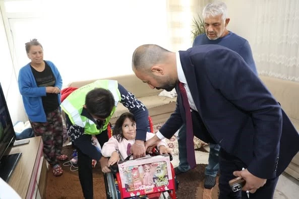 Doğan’dan 2 vatandaşa akülü ve manuel sandalye hediyesi
