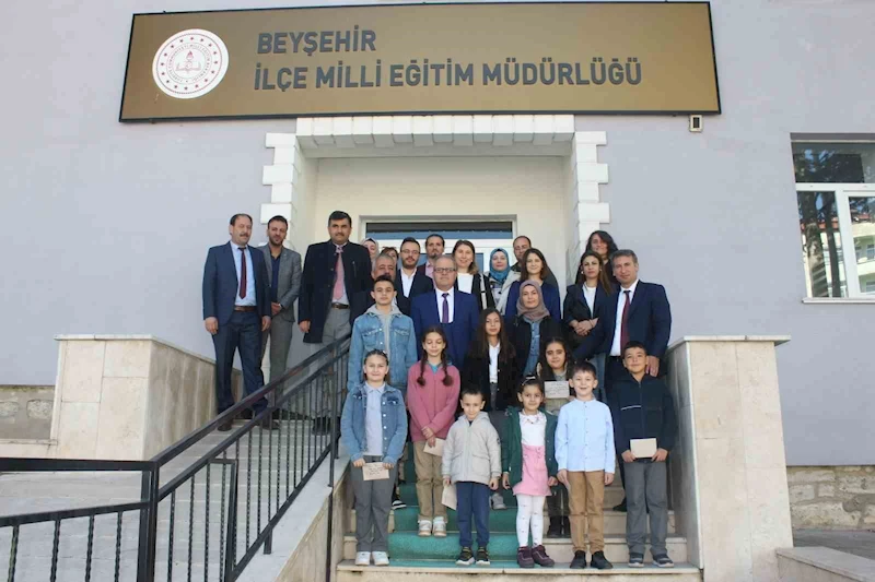 Yaptıkları afiş ve resimlerle suyun önemine dikkat çektiler
