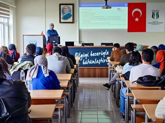 Sağlık bilimleri öğrencilerine iş sağlığı eğitimi

