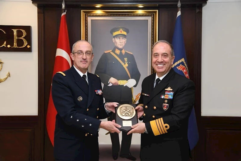 Deniz Kuvvetleri Komutanı Ercüment Tatlıoğlu Fransız mevkidaşı Vaujour ile bir araya geldi
