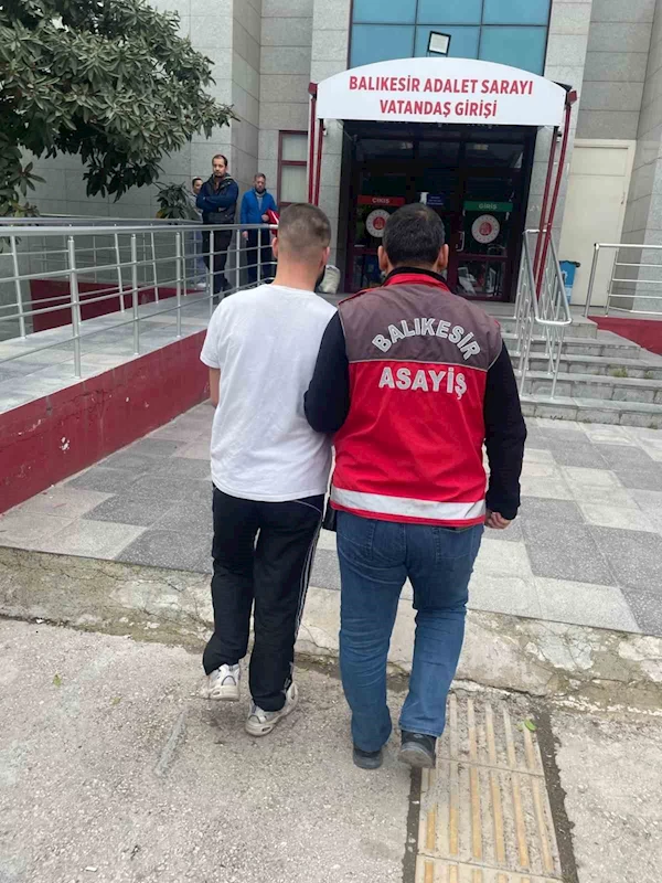 Balıkesir’de hırsızlık suçundan aranan şahıs kaçtı, kovalamaca sonucu yakalandı
