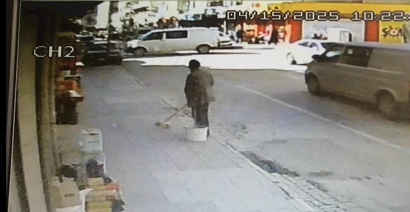 Isparta’da ticari aracın otomobile çarptığı anlar güvenlik kamerasına yansıdı
